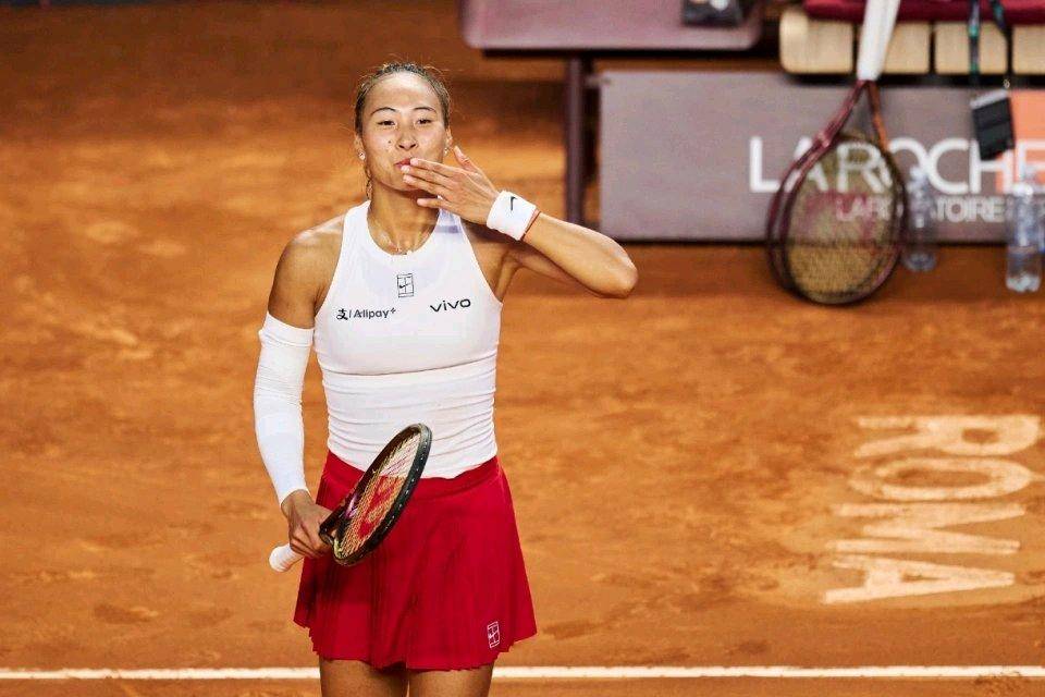 郑钦文复出首秀出彩，阿森纳主场横扫热刺，豪取11连胜(郑钦文的金牌已经回国了)